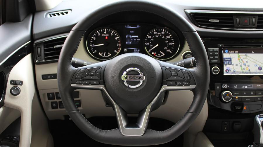 Панель приборов Nissan Rogue Sport 2017 года  (фото 34 из 71)
